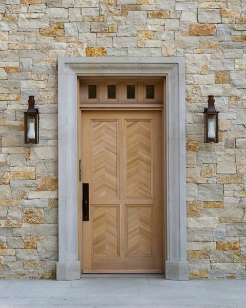 Какую дверь поставить в частный дом: 4 главных параметра выбора и красивые примеры