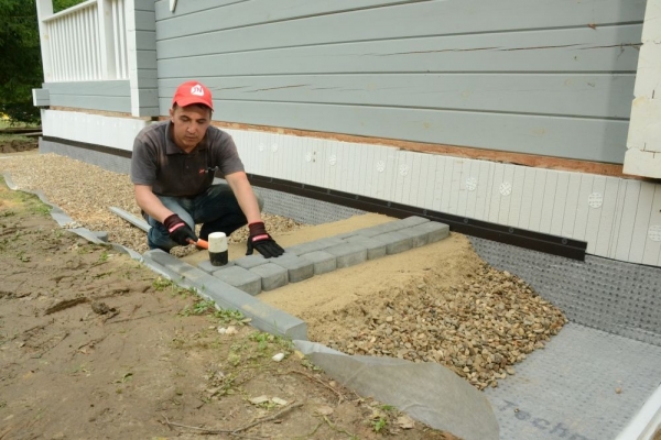 Строим отмостку правильно: мягкие покрытия vs бетон